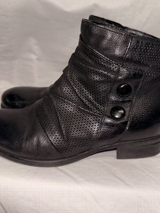 Miz Mooz Sallie Black Leather Ruched Ankle Boots - Button Detail Size 6.5 - Picture 3 of 12